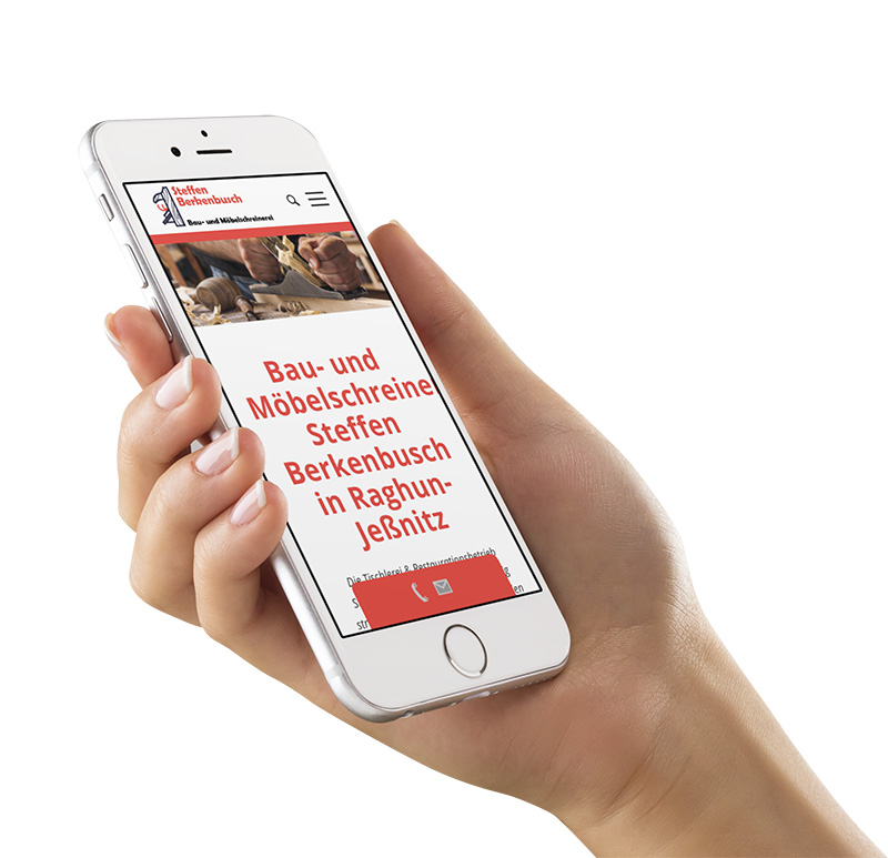 Smartphone mit der mobilen Website der Tischlerei Berkenbusch